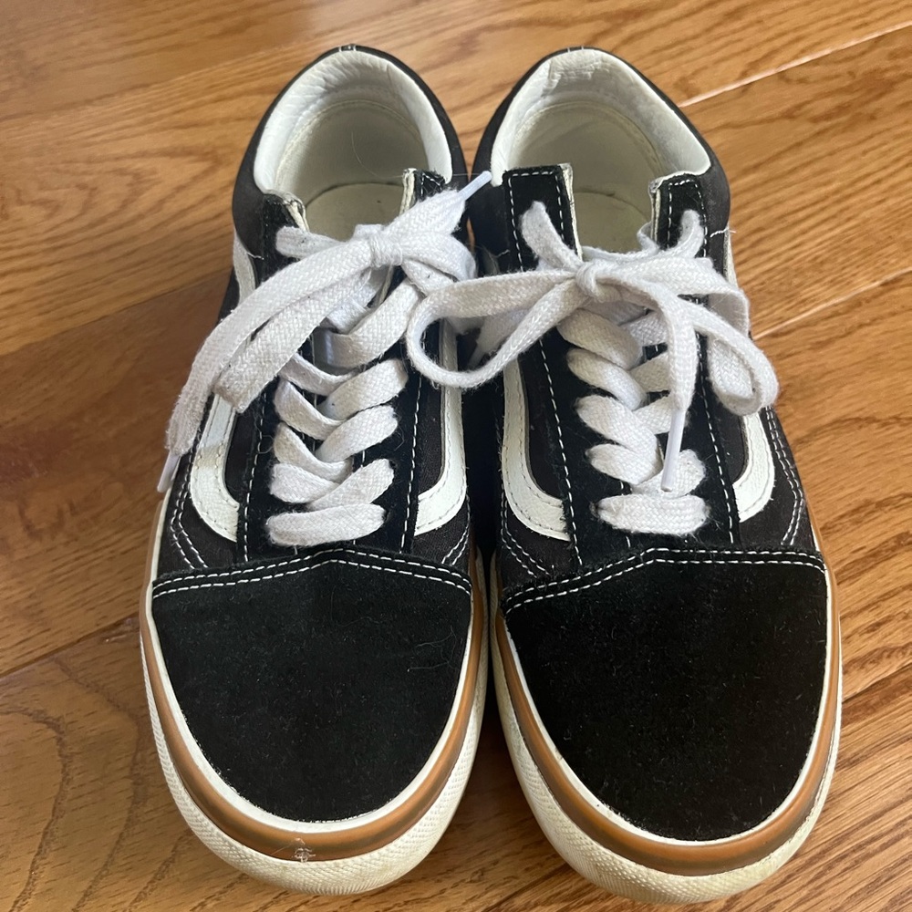 Vans woman’s Black and White Old Skool Stackform Sneakers 5.5